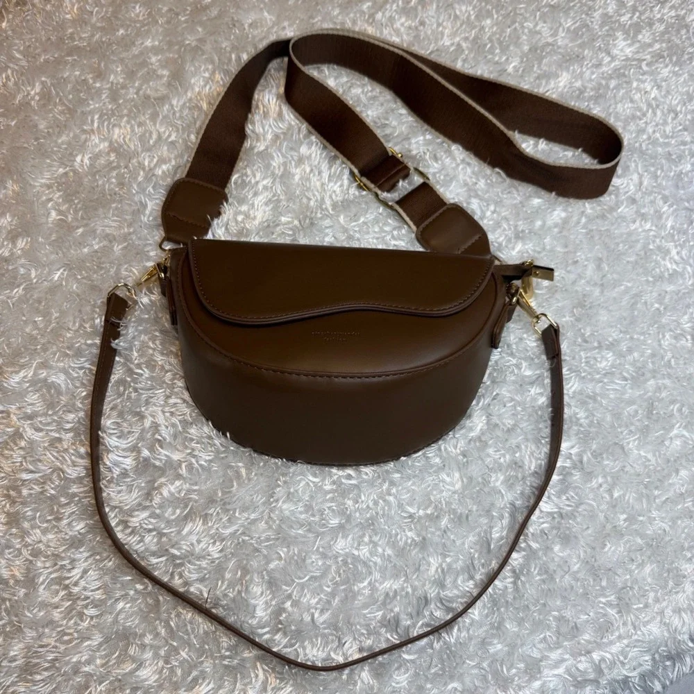 Minimalist Brown Saddle Crossbody Bag Chic Crescent Style with Adjustable Strap